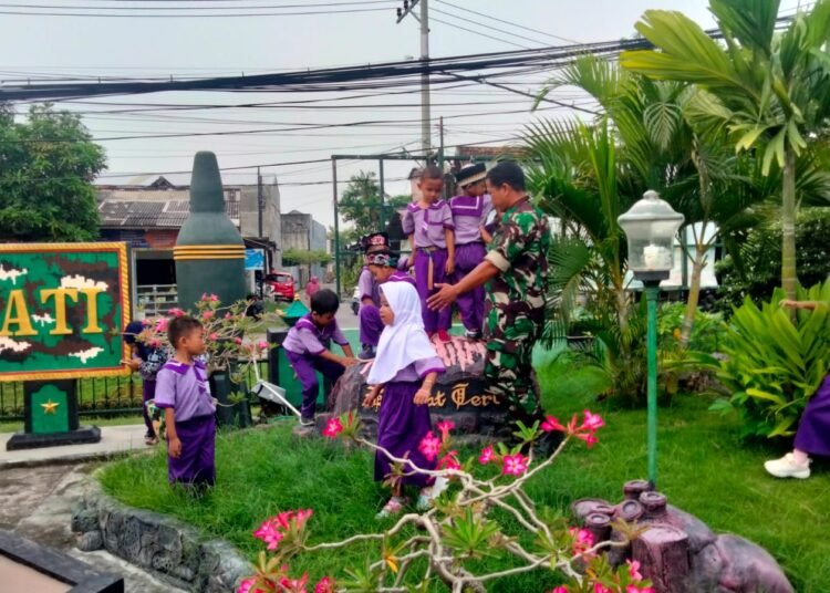 Full Happy !! Siswa TK Ya Bunaya Belajar Sambil Bermain Bersama Babinsa Koramil 0817/08 Cerme