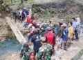 TNI Bersama Warga Gotong Royong Percepat Pembangunan Jembatan Garuda di Desa Slempit Kedamean