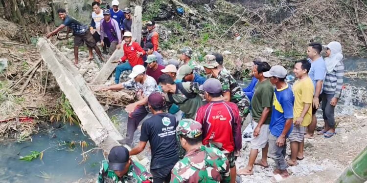 TNI Bersama Warga Gotong Royong Percepat Pembangunan Jembatan Garuda di Desa Slempit Kedamean