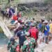 TNI Bersama Warga Gotong Royong Percepat Pembangunan Jembatan Garuda di Desa Slempit Kedamean