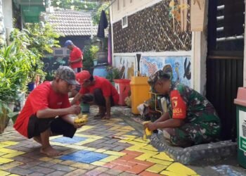 Babinsa Koramil 0817/05 Kota Gresik Bersama Warga Gotong Royong Sulap Kampung Pancasila Jadi Lebih Indah