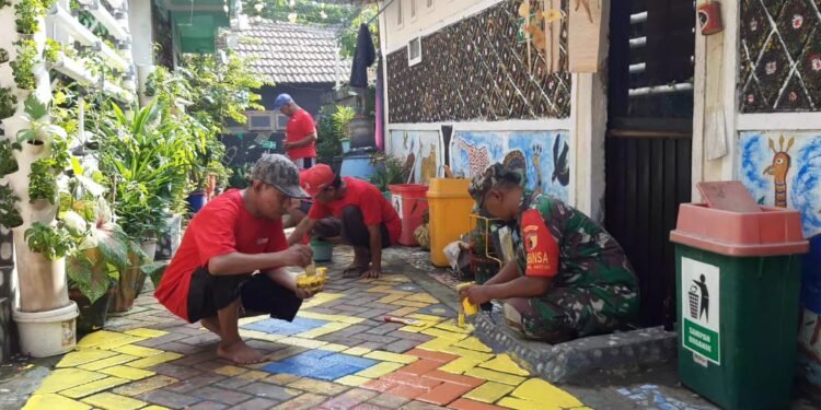 Babinsa Koramil 0817/05 Kota Gresik Bersama Warga Gotong Royong Sulap Kampung Pancasila Jadi Lebih Indah