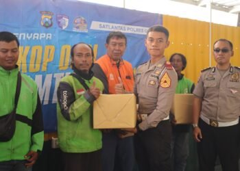 Puluhan Driver Ojol Sumringah Ngopi Bareng Bertabur Hadiah Bareng Satlantas Polres Gresik