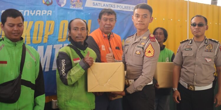 Puluhan Driver Ojol Sumringah Ngopi Bareng Bertabur Hadiah Bareng Satlantas Polres Gresik