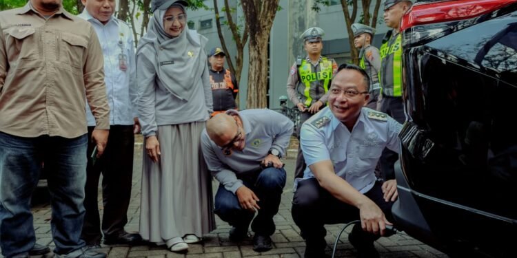 Sayangi Bumi, Wabup Alif Bersama Kepala DLH Pemkab Gresik Gelar Uji Emisi Kendaraan Bermotor