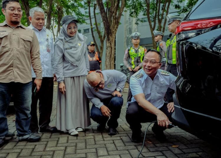 Sayangi Bumi, Wabup Alif Bersama Kepala DLH Pemkab Gresik Gelar Uji Emisi Kendaraan Bermotor