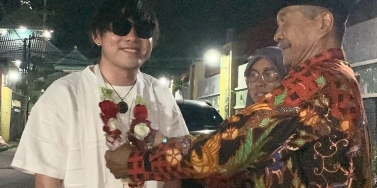 Pulang Kampung, Farhan Vokalis The NEXT AJS Sang Juara 1 Disambut Suka Cita oleh Kades dan Warga Nirwana Cerme Lor