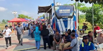Puluhan Warga Serbu SIM Keliling Polres Gresik di Festival Nasi Krawu KWGe