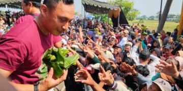 Dandim GresikTurut Bagikan Tumpeng dan Gunungan Nasi Krawu KWGe Pecahkan Rekor MURI