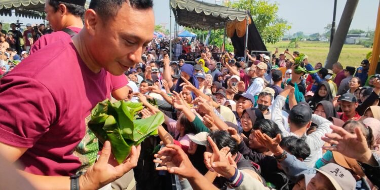 Dandim GresikTurut Bagikan Tumpeng dan Gunungan Nasi Krawu KWGe Pecahkan Rekor MURI