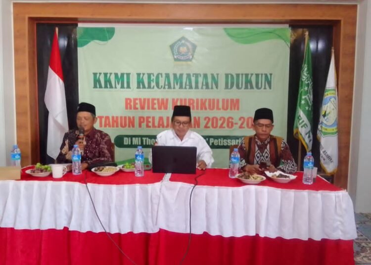 Bersama Pengawas Madrasah, KKMI Dukun Gelar Telaah dan Review Kurikulum Madrasah Ibtidaiyah Tahun Ajaran 2026-2027