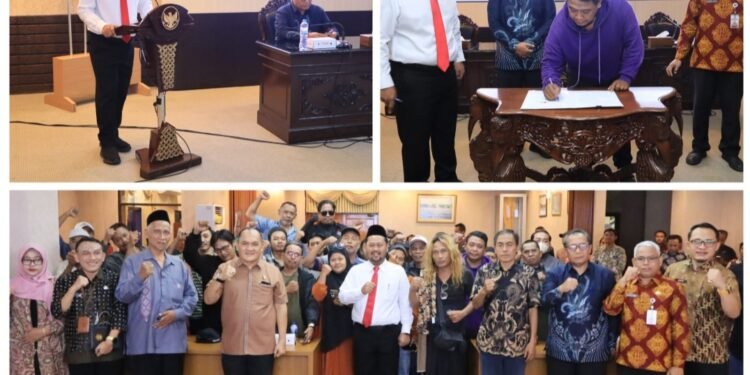 Tuntas !! Pasca Penertiban, Bupati Gresik Beri Bantuan Stimulan Usaha dan Lahan Baru untuk PKL Semambung Driyorejo
