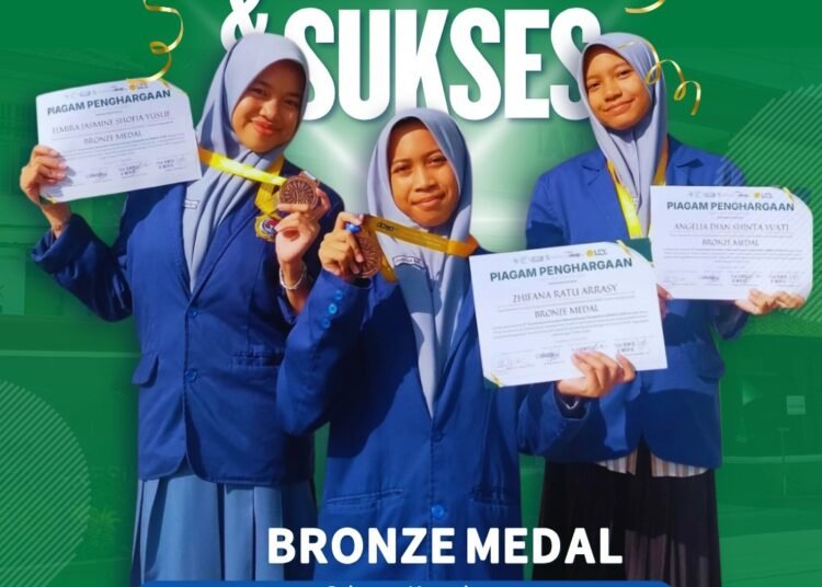 Inilah 3 Siswi MAN 1 Gresik Sukses Raih Bronze Medali Lomba Esai Tingkat Nasional