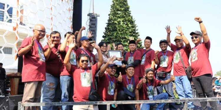 Istimewa!! Tumpeng Nasi Krawu Komunitas Wartawan Grissee Berhasil Pecahkan Rekor MURI