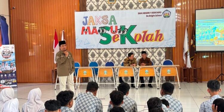 Bawaslu Gresik Cetak Generasi Penjaga Demokrasi Lewat Goes to School di SMAN 1 Kebomas