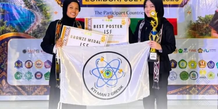 PRESTASI NASIONAL! Duet Srikandi MAN 2 Gresik Sabet Bronze Medal dan Best Poster di Lombok