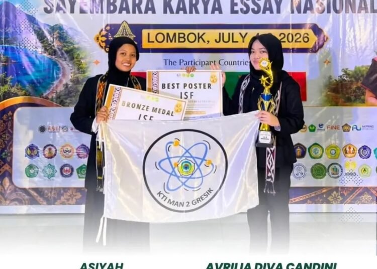 PRESTASI NASIONAL! Duet Srikandi MAN 2 Gresik Sabet Bronze Medal dan Best Poster di Lombok
