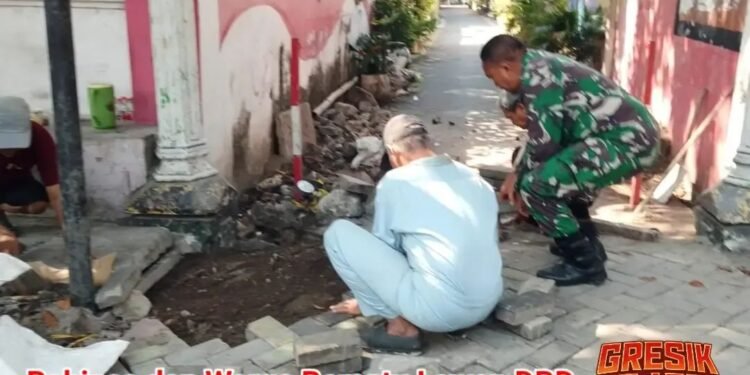 Babinsa Kota Gresik dan Warga Bersatu Lawan DBD Melalui Kerja Bakti Lingkungan