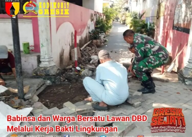 Babinsa Kota Gresik dan Warga Bersatu Lawan DBD Melalui Kerja Bakti Lingkungan