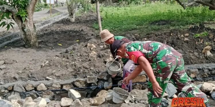 Semangat Gotong Royong Babinsa dan Warga Balongpanggang Jadi Kekuatan Membangun Desa