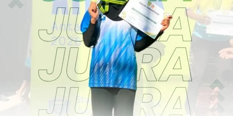 THE FLYING QUEEN! Nienda Meisha MAN 2 Gresik Tampil Anggun dan Tangguh, Sabet Juara 2 Lompat Jangkit Putri Jatim