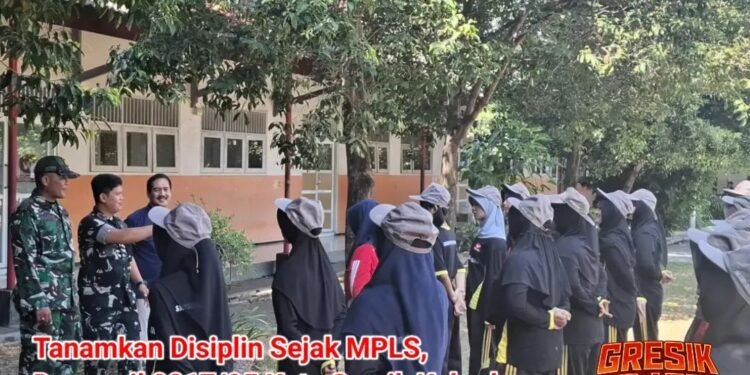 Tanamkan Disiplin Sejak MPLS, Danramil 0817/05 Kota Gresik Kobarkan Semangat Siswa SMA Semen Gresik