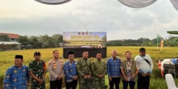 Dandim Dampingi Danrem 084/Bhaskara Jaya Pimpin Panen Raya Serentak di Gresik Wujudkan Swasembada Pangan Nasional