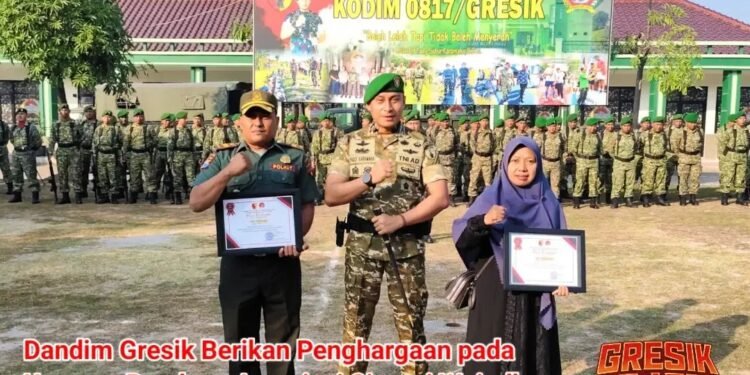 Dandim Gresik Berikan Penghargaan kepada Tokoh Masyarakat yang Berkontribusi Nyata dalam Pembangunan Yon TP di Panceng