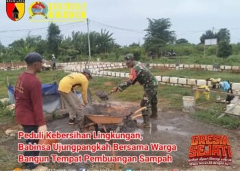 Babinsa Ujungpangkah Bersama Warga Bangun Tempat Pembuangan Sampah Wujudkan Lingkungan Bersih dan Sehat