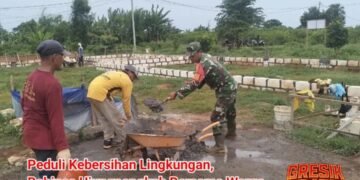 Babinsa Ujungpangkah Bersama Warga Bangun Tempat Pembuangan Sampah Wujudkan Lingkungan Bersih dan Sehat