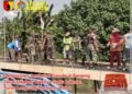 TNI Hadir untuk Rakyat !! Berjibaku Bersama Warga Kebut Pengecoran Jembatan Garuda di Benjeng