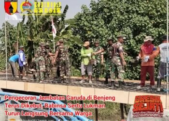 TNI Hadir untuk Rakyat !! Berjibaku Bersama Warga Kebut Pengecoran Jembatan Garuda di Benjeng