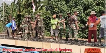 TNI Hadir untuk Rakyat !! Berjibaku Bersama Warga Kebut Pengecoran Jembatan Garuda di Benjeng
