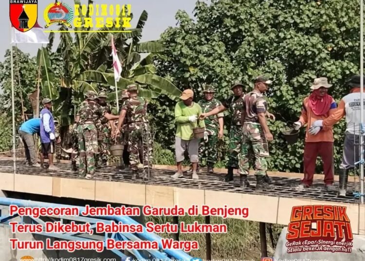 TNI Hadir untuk Rakyat !! Berjibaku Bersama Warga Kebut Pengecoran Jembatan Garuda di Benjeng