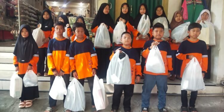 Tahun Ajaran Baru, Nurul Hayat & GEC Sekapuk Salurkan Peralatan Sekolah untuk Anak Yatim