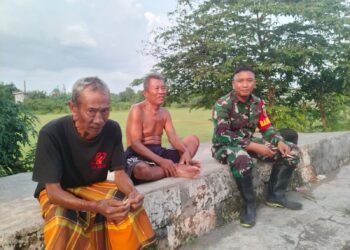 Babinsa Menganti Jalin Komunikasi Hangat Bersama Rakyat Jaga Kondusivitas Wilayah