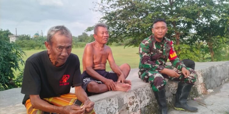 Babinsa Menganti Jalin Komunikasi Hangat Bersama Rakyat Jaga Kondusivitas Wilayah 