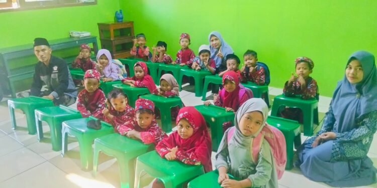 Baper Panceng Salurkan Meja Ngaji Sederhana “Jembatan Kebaikan” untuk TPQ Al Akmaliyah Dusun Larangan