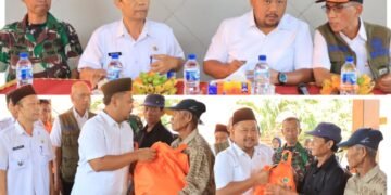 Ribuan Petani Gagal Panen, Bupati Gus Yani Hadir Salurkan Bantuan 