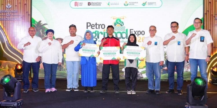 Jutaan Petani Indonesia Sudah Tua, Petrokimia Gresik Gelontor Beasiswa Dukung Regenerasi Petani