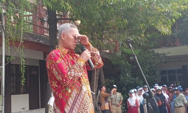 Momen Haru Perpisahan Bapak Arif Abd. Rohman, S.Pd., MM Berpamitan kepada Seluruh Warga UPT SMP Negeri 4 Gresik