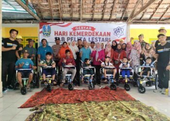 Semangat Kemerdekaan, Babinsa Wringinanom Dampingi SLB Pelita Lestari Terima Bantuan Kursi Roda dari Australia