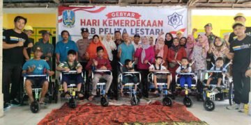 Semangat Kemerdekaan, Babinsa Wringinanom Dampingi SLB Pelita Lestari Terima Bantuan Kursi Roda dari Australia