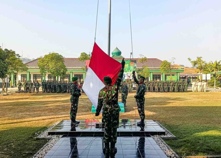 Prajurit Kodim 0817/Gresik Rutin Tiap Senin Gelar Upacara Bendera: Wujud Disiplin, Tanggung Jawab, dan Pengabdian