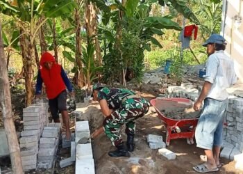 Tak Lelah Bantu Warga, Babinsa Cerme Terjun Langsung Wujudkan Jalan Desa Lebih Layak dan Nyaman 