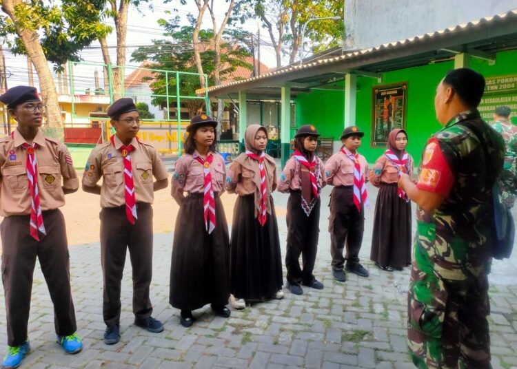 Babinsa Koramil 0817/05 Kota Gresik Tanamkan Disiplin dan Jiwa Nasionalisme Melalui Pelatihan Pramuka