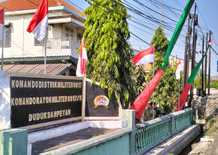 Semarak Kemerdekaan, Koramil 0817/11 Duduksampeyan Pasang Umbul-Umbul Sambut HUT ke-81 RI