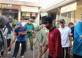 Sambut HUT RI ke-81, TNI-Polri dan Muspika Cerme Kompak Bersihkan Pasar Cerme Lor