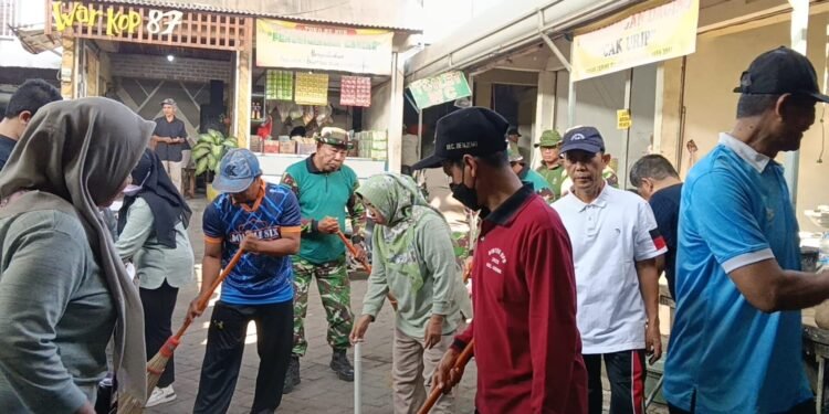 Sambut HUT RI ke-81, TNI-Polri dan Muspika Cerme Kompak Bersihkan Pasar Cerme Lor