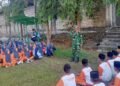 Semangat Kemerdekaan, Babinsa Kedamean Gembleng Kedisiplinan Siswa MI Sunan Ampel Sidoraharjo Melalui Latihan PBB